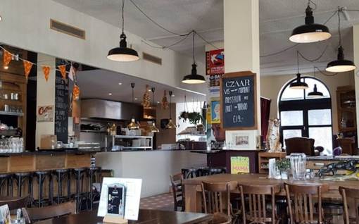 Café Restaurant Czaar Oost binnen bar en tafels